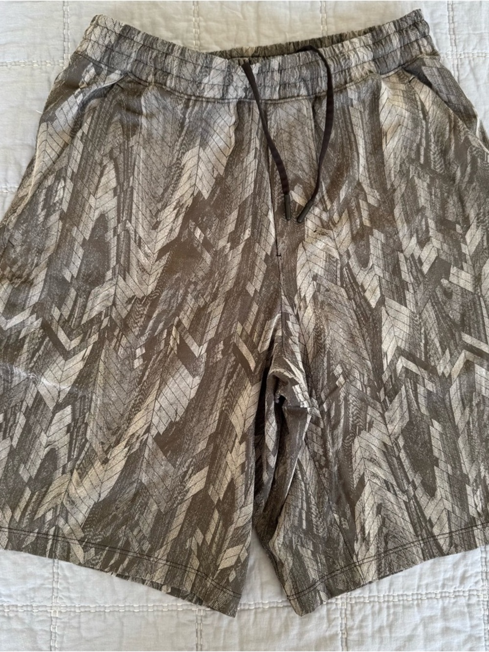Lululemon Medium Men's Patterned Drawstring Shorts - Gray